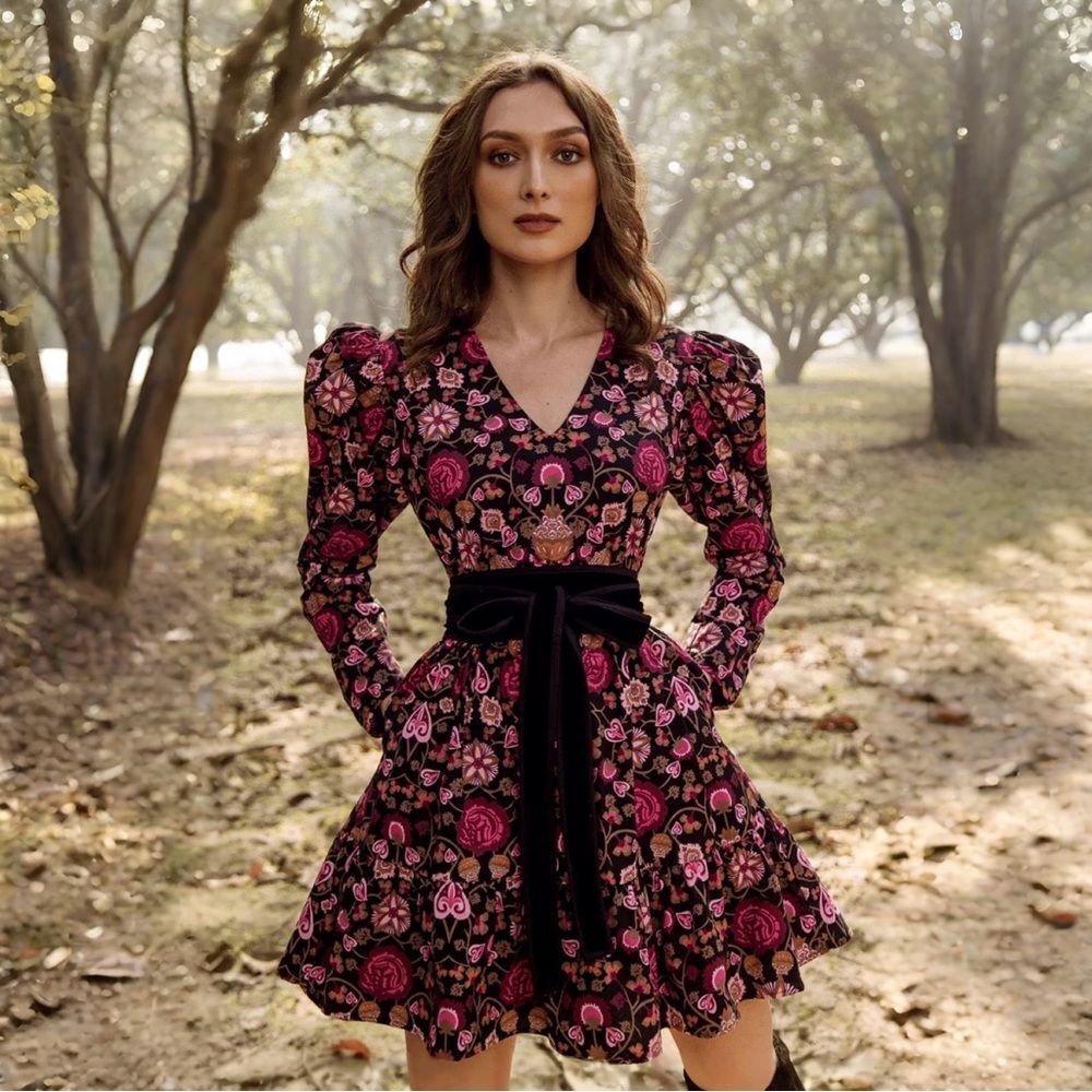 Beyond by Vera Heidi Floral V Neck Long Sleeve Dress in Tracht Dark | Size XS